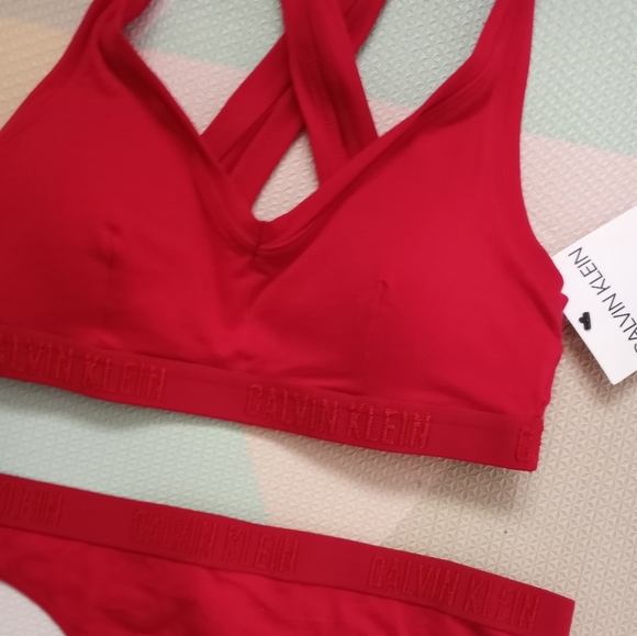 CALVIN KLEIN MATCHING BRALETTE AND THONG SET SIZE M - Picture 2 of 9